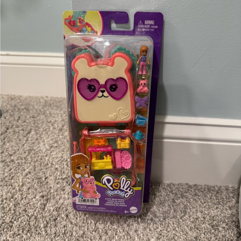 Polly Pocket Cutie Bear Picnic Mini Playset with 1 Micro Doll & 8 Accessories